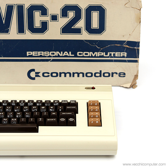 Commodore VIC 20 con scatola